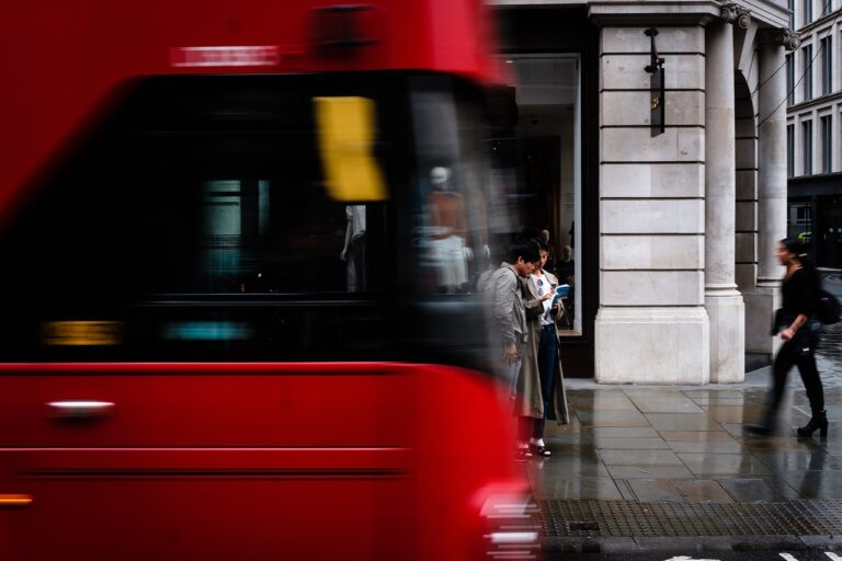 découvrez comment voyager en bus en thaïlande : conseils, itinéraires, et astuces pour un transport économique et confortable à travers le pays.