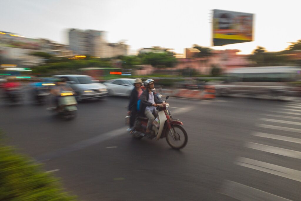 Traverser la rue au Vietnam